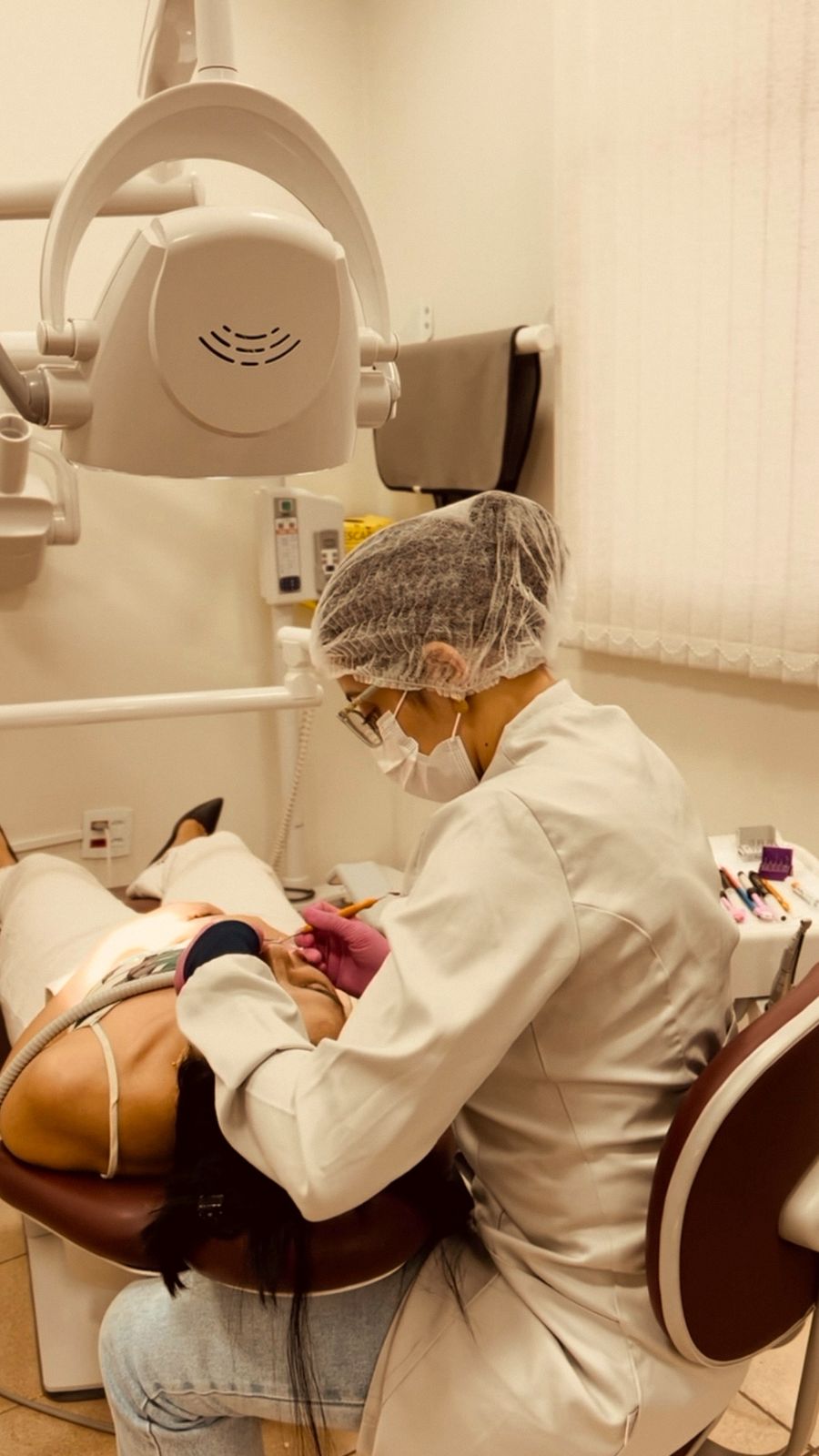 Dentista realizando avaliação clínica em paciente na Vitare