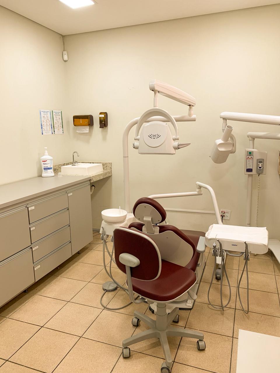 Consultório odontológico da Vitare em Betim com cadeira e equipamentos